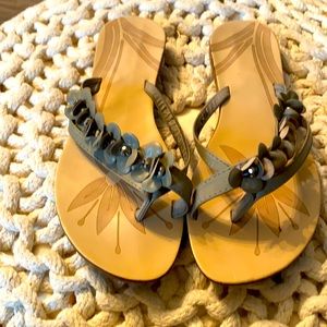 Split-toe sandals with flower strap